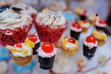 kiraz ile tatlı cupcakes, kivi, turuncu