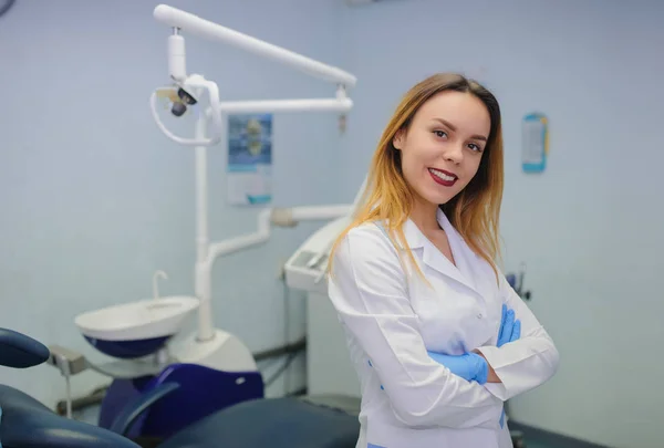 Ung kvinnlig tandläkare — Stockfoto