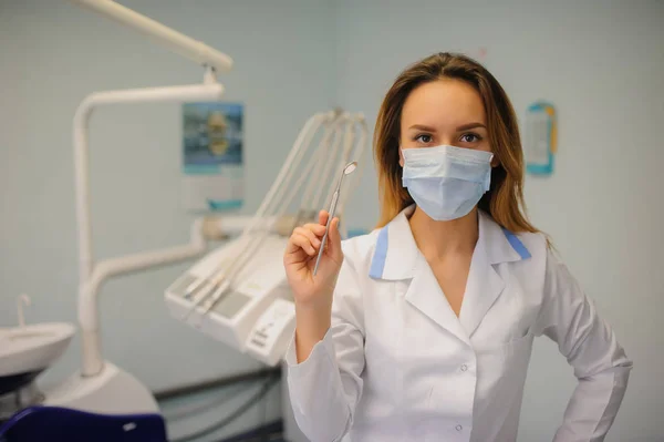 Giovane dentista donna — Foto Stock