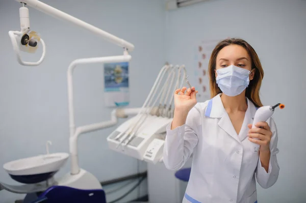 Genç kadın dişçi — Stok fotoğraf