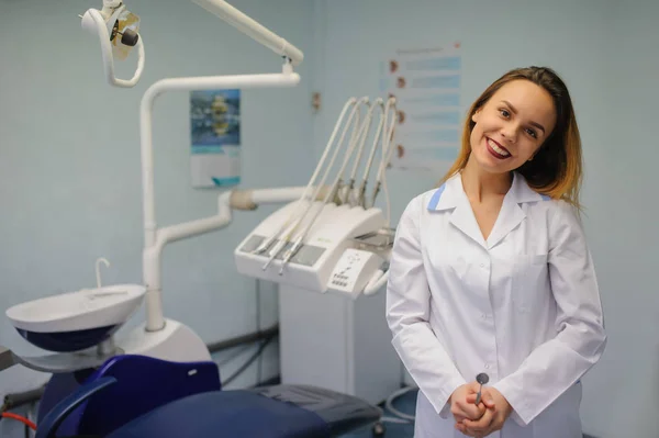 Dentista joven —  Fotos de Stock