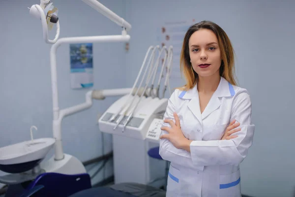 Giovane dentista donna — Foto Stock