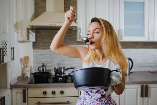 Femme tenant un récipient un goût de la nourriture — Photo