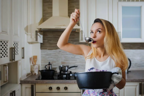 Femme tenant un récipient un goût de la nourriture — Photo