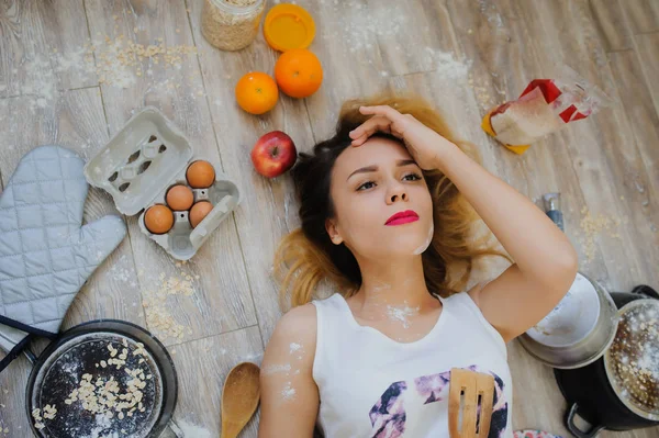 Jeune femme couchée sur le sol dans une cuisine vintage — Photo