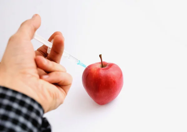 Manzana roja con jeringa — Foto de Stock