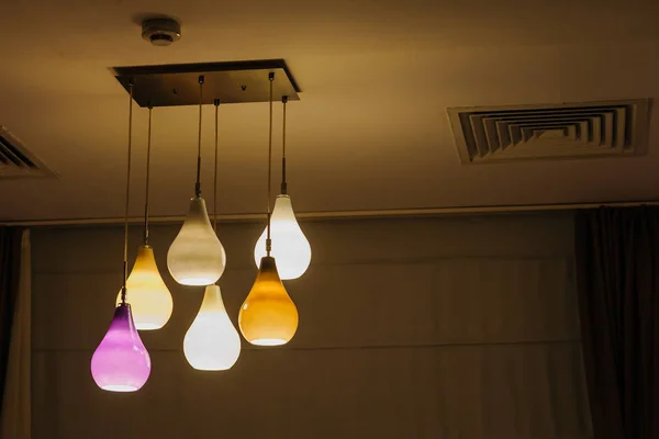 Группа потолочных ламп в комнате — стоковое фото