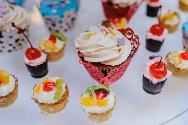 kiraz ile tatlı cupcakes, kivi, turuncu