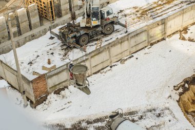 Kule Vinç kovası beton sıvı dolu
