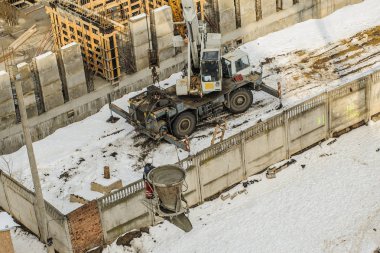 Kule Vinç kovası beton sıvı dolu
