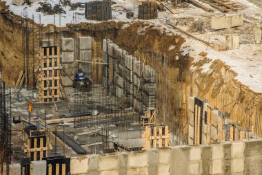 Oluşturucu bir inşaatta çalışıyor