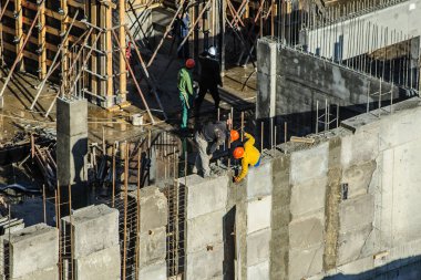 inşaatçılar bir inşaatta çalışıyor