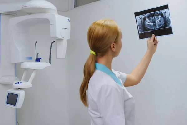 Zahnarzt analysiert einen Dental-Panorama-Röntgenfilm — Stockfoto