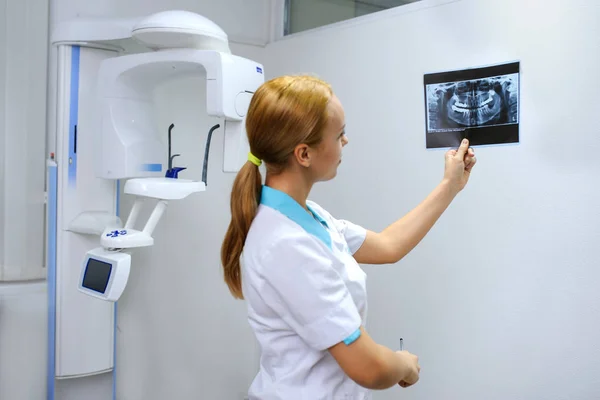 Tandläkare analyserar en dental panoramautsikt röntgenfilm — Stockfoto