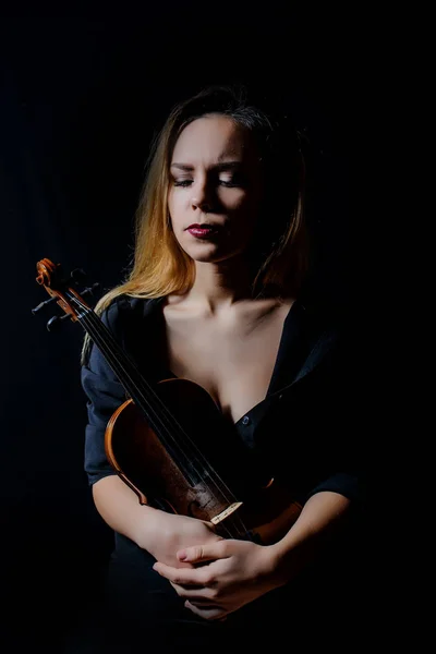 Gyönyörű fiatal nő játszik hegedű — Stock Fotó