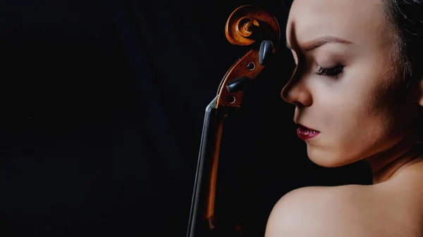 Hermosa joven tocando el violín —  Fotos de Stock