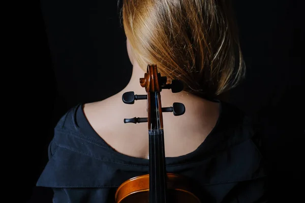Piękna młoda kobieta gry na skrzypcach — Zdjęcie stockowe
