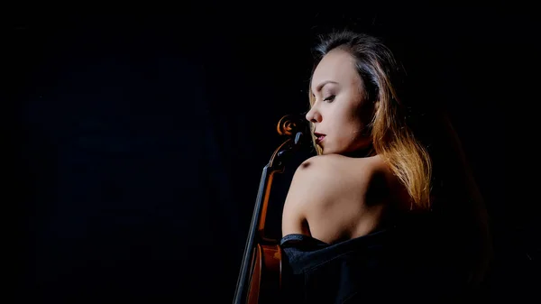 Bella giovane donna che suona il violino — Foto Stock