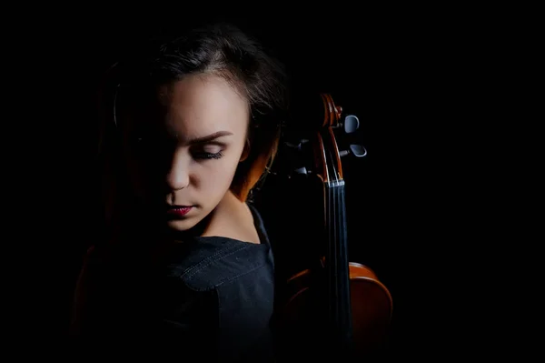 Bella giovane donna che suona il violino — Foto Stock