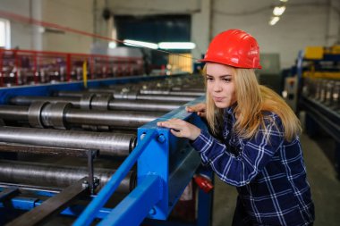 Kırmızı kask aslında imalat metal kiremit çatı, kadında