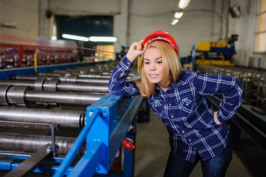 Kırmızı kask aslında imalat metal kiremit çatı, kadında