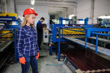 Kırmızı kask aslında imalat metal kiremit çatı, kadında