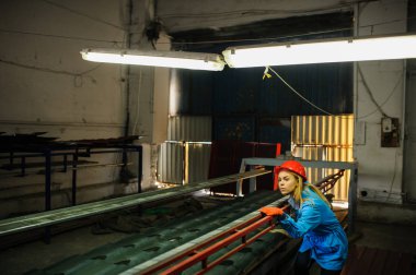 Kırmızı kask aslında imalat metal kiremit çatı, kadında