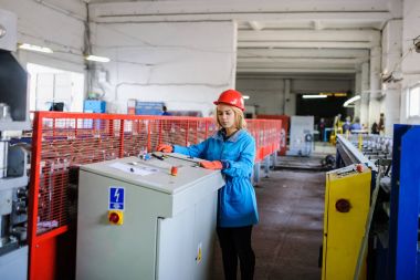 Kırmızı kask kadında sanayi işçisi işe