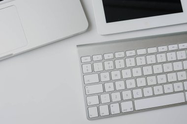 Beyaz studio çalışma alanının Üstten Görünüm 
