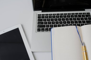 Beyaz studio çalışma alanı'nın Üstten Görünüm