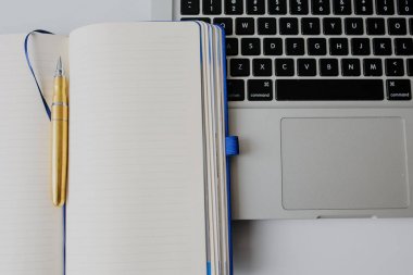 Beyaz studio çalışma alanı ev ofis Üstten Görünüm