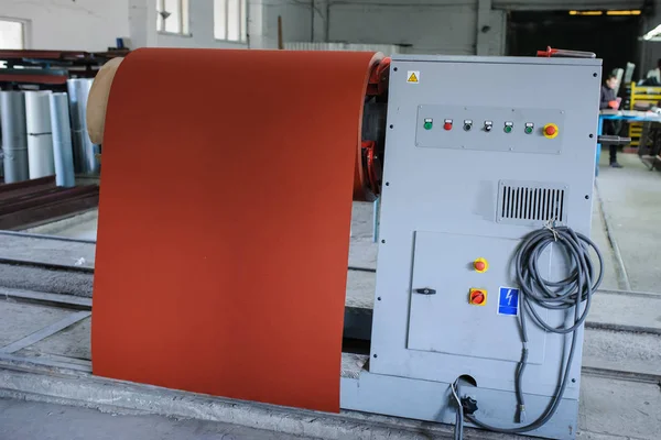 Mecanismo de perfilagem de chapa metálica na fábrica de fabricação — Fotografia de Stock