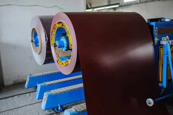 Mecanismo de perfilagem de chapa metálica na fábrica de fabricação — Fotografia de Stock