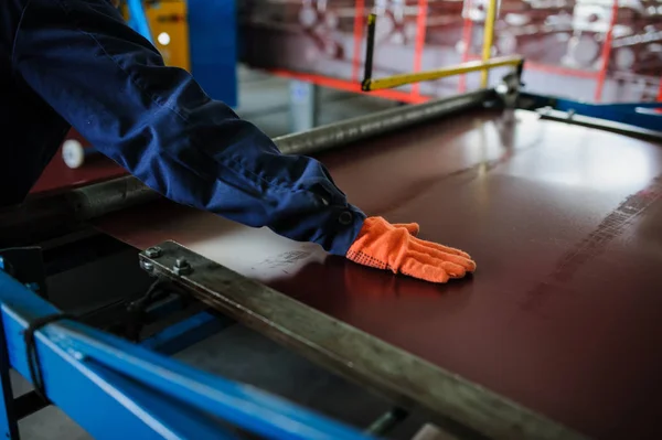 Spray trabalhador industrial na máquina de perfil de folha de metal — Fotografia de Stock
