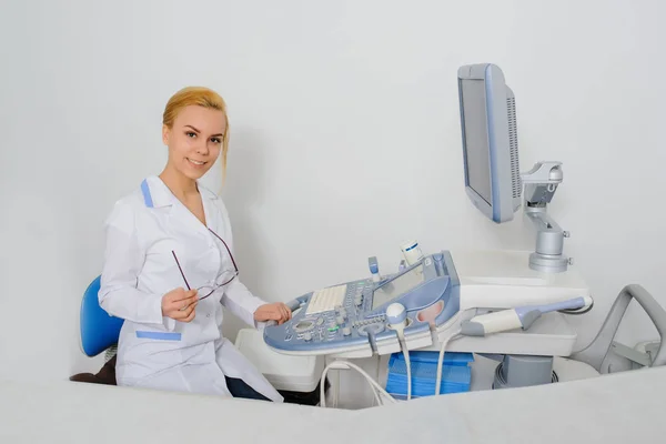 Arzt arbeitet an Ultraschall-Diagnosegerät — Stockfoto