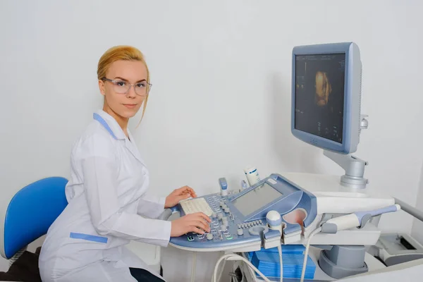 Medico che lavora alla macchina diagnostica ad ultrasuoni — Foto Stock