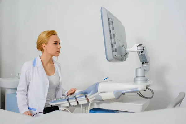 Medico analizzare il risultato della macchina diagnostica ad ultrasuoni — Foto Stock