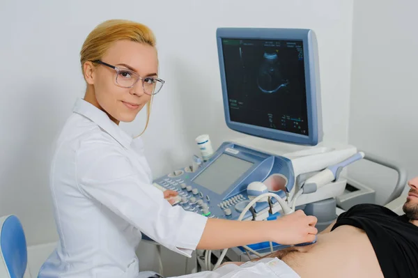 Arzt untersucht einen Patienten Bauch usg — Stockfoto