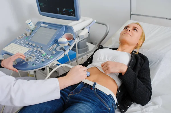 Doktor hasta yapıyor kadın abdominal ultrason.