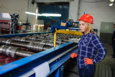 Kırmızı kask aslında imalat metal kiremit çatı, kadında