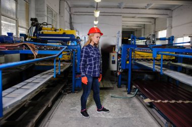 Kırmızı kask aslında imalat metal kiremit çatı, kadında