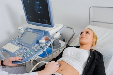 Doktor hasta yapıyor kadın abdominal ultrason.