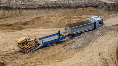 kamyon bir buldozer hareket ediyor