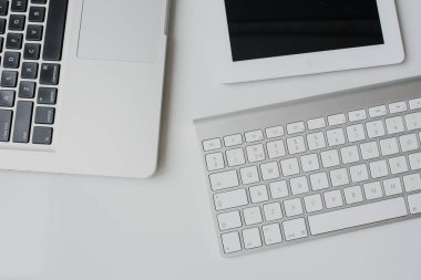 Beyaz studio çalışma alanının Üstten Görünüm 