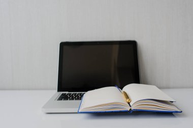 Beyaz studio çalışma alanı ev ofis Üstten Görünüm