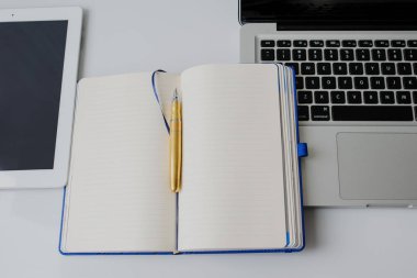 Beyaz studio çalışma alanı'nın Üstten Görünüm