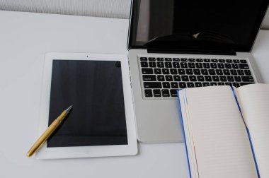 Beyaz studio çalışma alanı'nın Üstten Görünüm