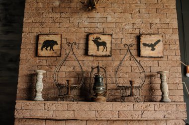 Geyik boynuzları ile eski tuğla duvar