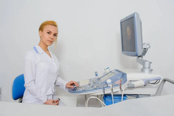 Arzt arbeitet an Ultraschall-Diagnosegerät — Stockfoto