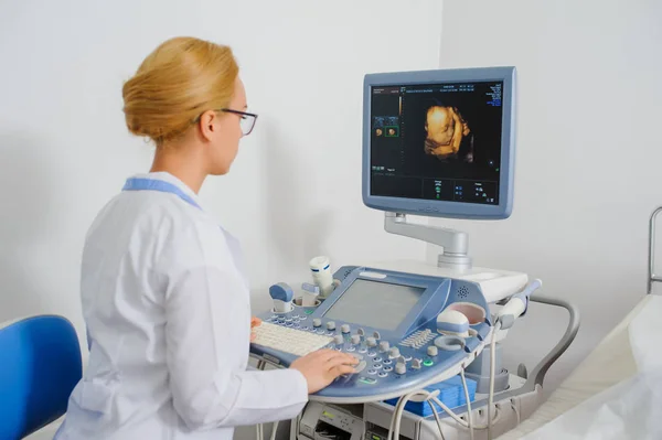 Medico analizzare il risultato della macchina diagnostica ad ultrasuoni — Foto Stock